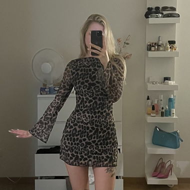 Rückenfreies kleid mit leoprint