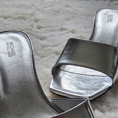 Michael Kors Mules mit kleinem Absatz in Silber