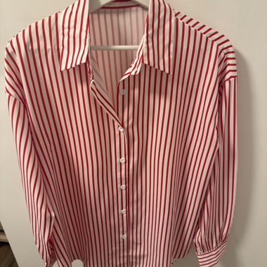 Rot-weiss gestreifte Bluse