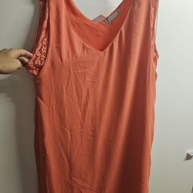 Vestito smanicato corallo in pizzo