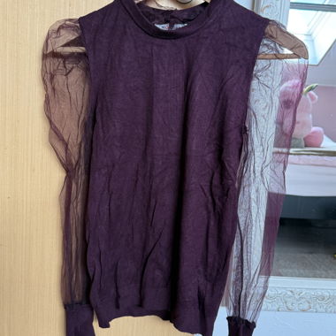 Maglione con maniche in tulle viola