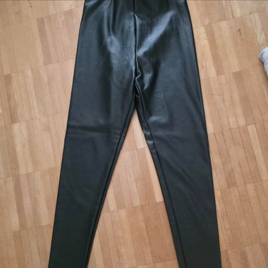 Schwarze Hose aus Kunstleder