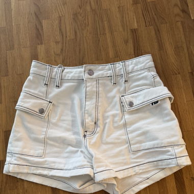 Weisse kurze Hose im Cargo Style 