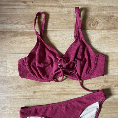 Bikini 85D rouge framboise doré. Culotte S