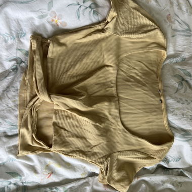 Geripptes beige gelbes Oberteil