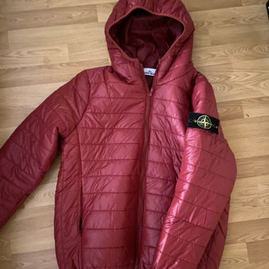 Rote Stone Island Jacke