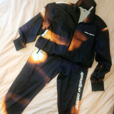 ADIDAS ORIGINALS - TUTA CON GRAFICHE Y2K