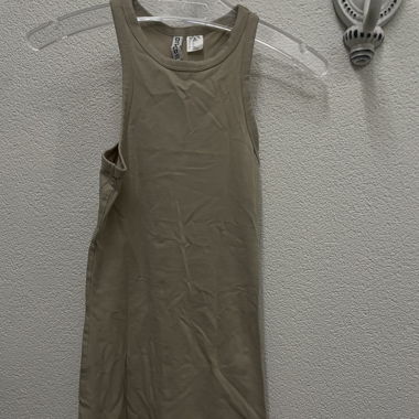 Enganliegendes beiges Kleid
