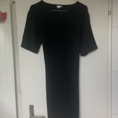 Schwarzes Kleid mit Schleife