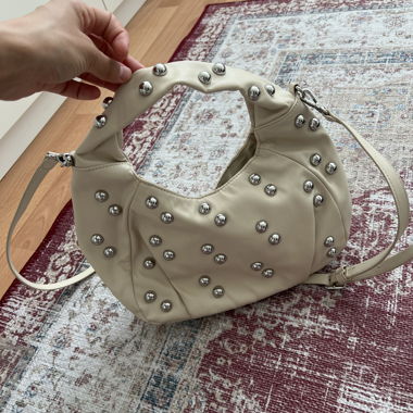 Beige Nieten-Handtasche