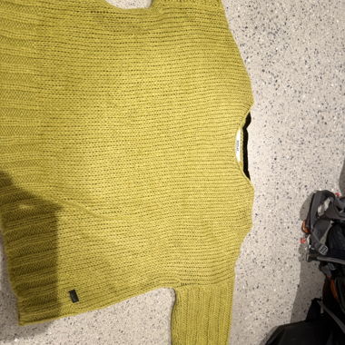 Gelber Strickpullover