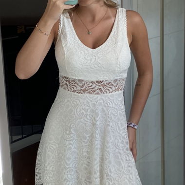 Weisses Spitzenkleid