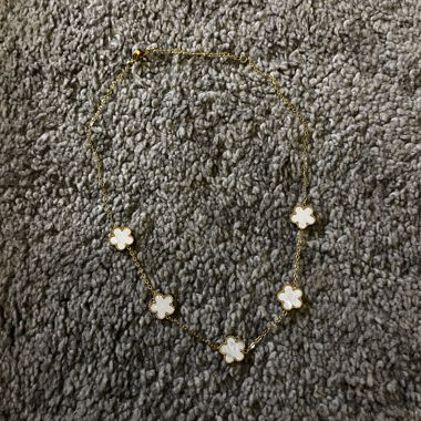 Collana di fiori dorati