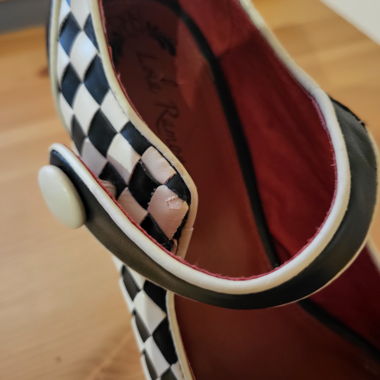 Décolleté con tacco alto a quadri in stile pin-up