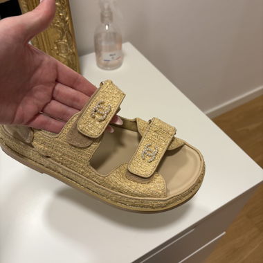 Goldene Sandalen mit Riemchen im Chanel-Stil