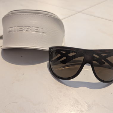 Occhiali da sole Diesel con custodia