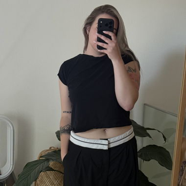 Schmal sitzende Hose mit umgekehrtem Bund