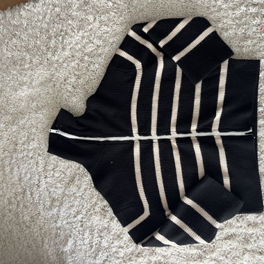Schwarzer Strickpullover mit Reissverschluss