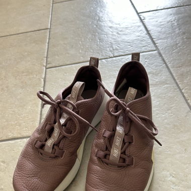Nike Schuhe ( Juvenate) in der Grösse 41
