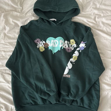 Dunkelgrüner Hoodie mit Blumenprint