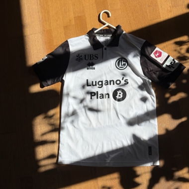 Orginal getragenes Trikot mit Unterschrift