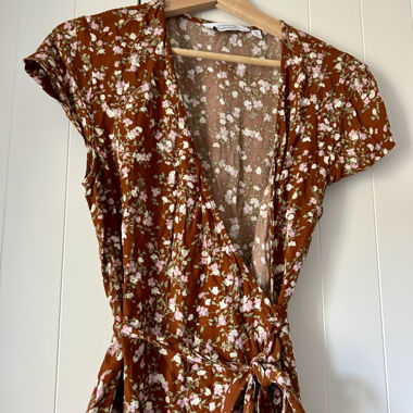 Robe cache-cœur à motifs floraux