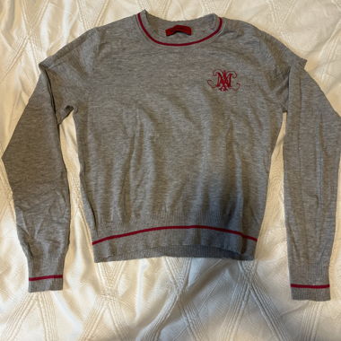 Grauer bestickter Max&Co-Pullover