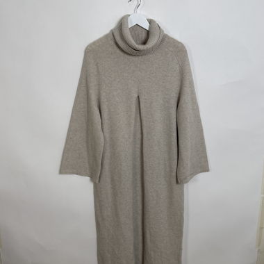 Robe pull en maille beige à col roulé
