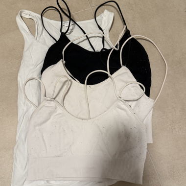 Top e tre reggiseni sportivi