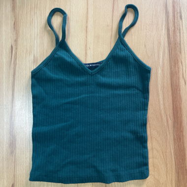 Dunkelgrünes crop top