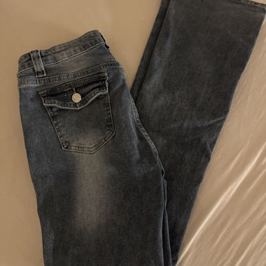 Jeans flare taille base à poches 2k