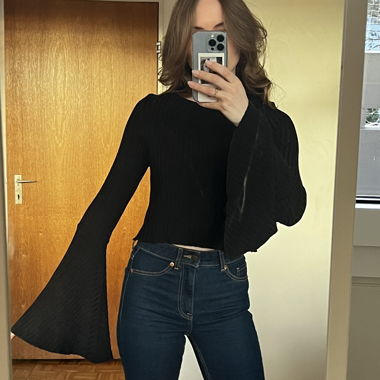 Crop top nero con maniche a tromba
