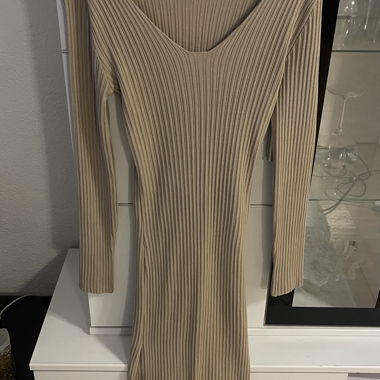 Beiges geripptes Strickkleid mit V-Ausschnitt