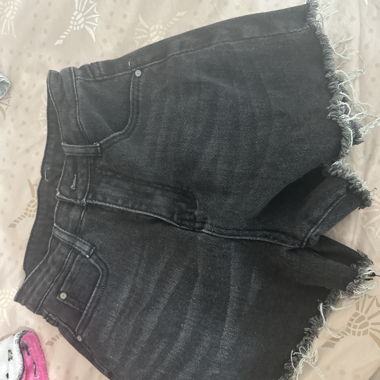 Shorts en jean noirs avec ourlet effiloché