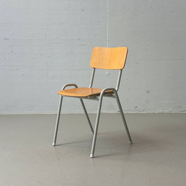 Schulstuhl aus Schichtholz und Stahlrohrgestell