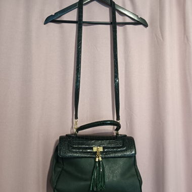 Dunkelgrüne Handtasche mit Trageriemen