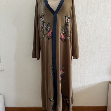 Langer bestickter Kimono in Kaki