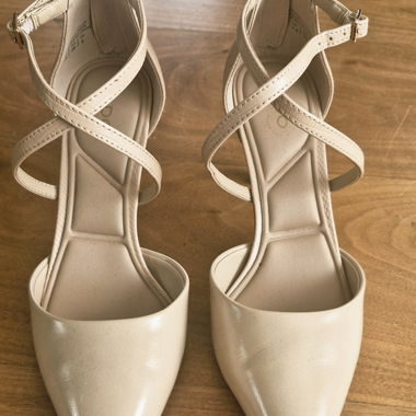 Décolleté beige con cinturino