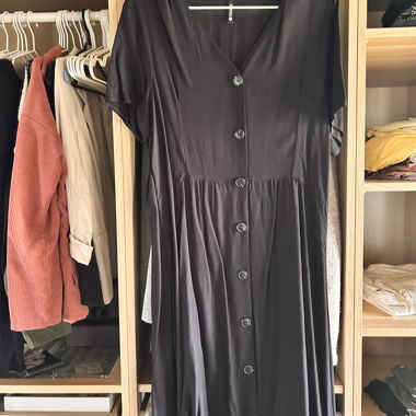 Schwarzes Knopfkleid