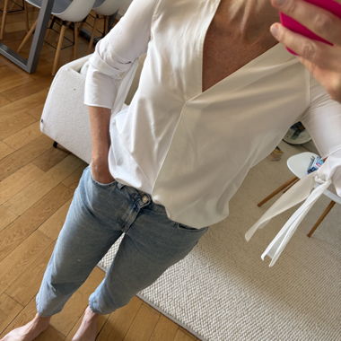 Weisse Bluse mit V-Ausschnitt
