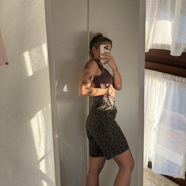 Short en jean à motif léopard