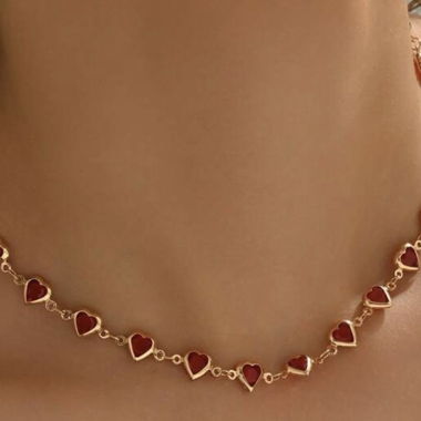 Collier ras du cou en forme de cœur avec pierres rouges
