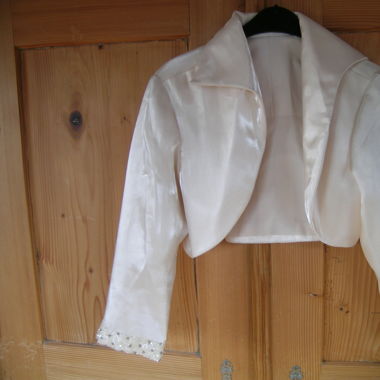 cremefarbener Bolero mit Perlen