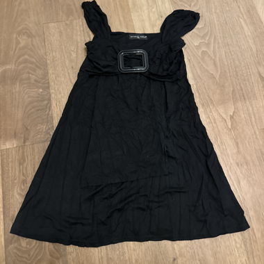 Schwarzes Kleid mit Schnalle