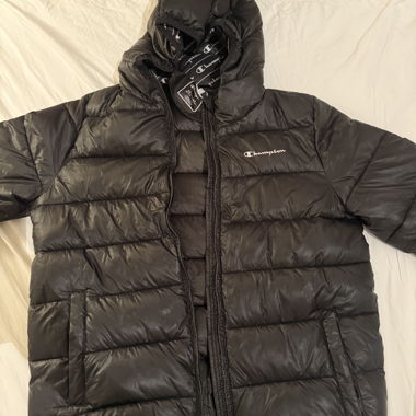 Schwarze Champion-Daunenjacke mit Kapuze