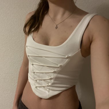 Weisses crop Top mit Schnürdetail