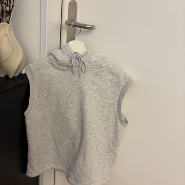 Haut à capuche gris sans manches