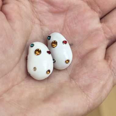 Weisse, mit funkelnden Steinen besetzte Ohrstecker