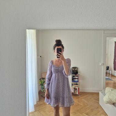 Abito mini lilla con maniche a sbuffo