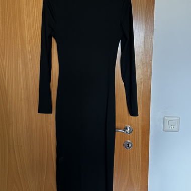 Schwarzes Kleid mit langen Ärmeln